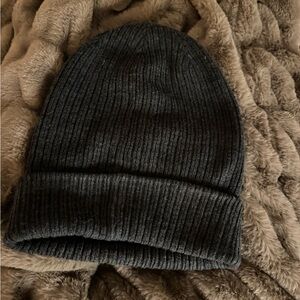 Aritzia Sunday Best Charcoal Ribbed Beanie
